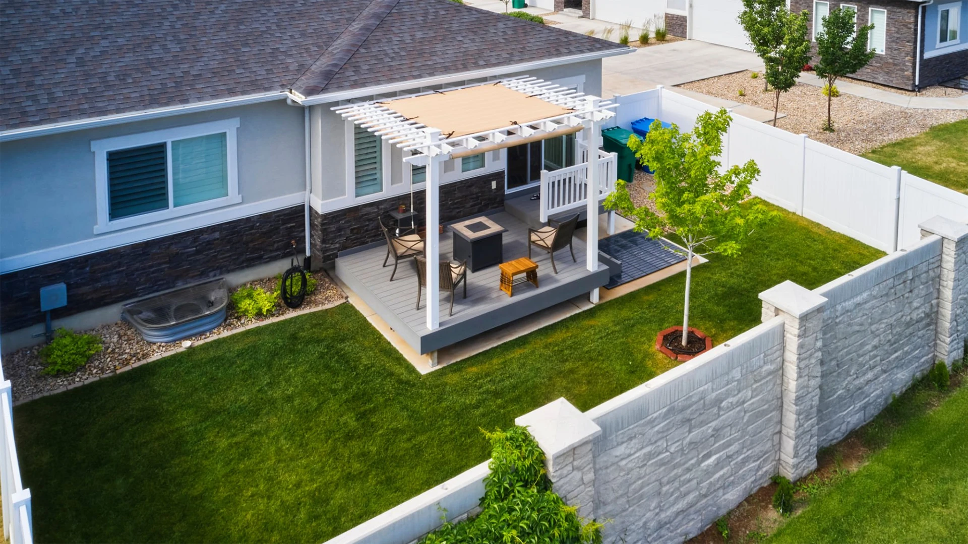 classic-pergola-with-outdoor-living-furniture-and-firepit-with-big-white-concrete-fence