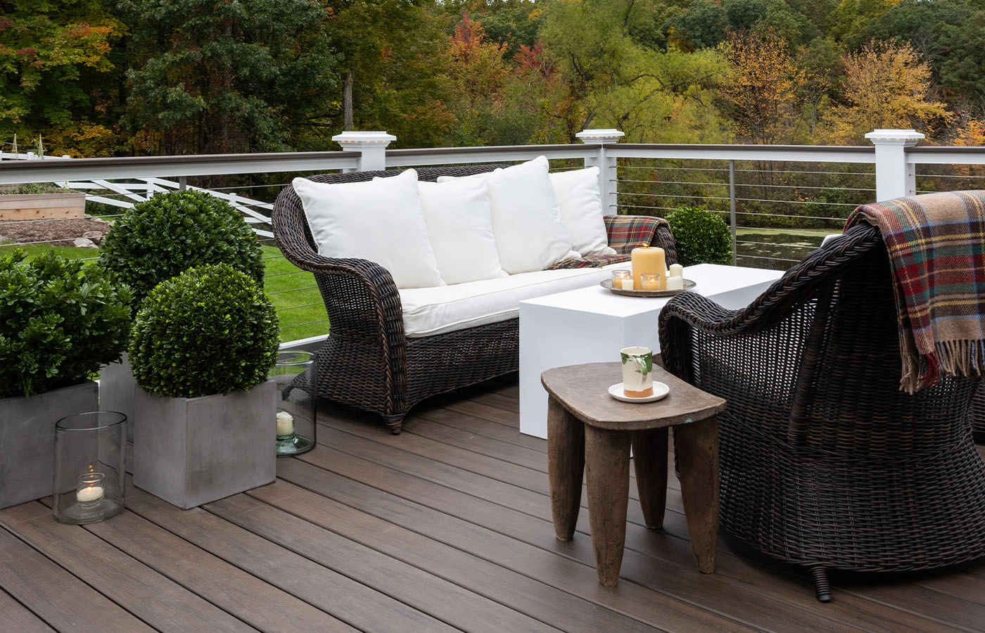 close-up-view-of-the-mocha-legacy-composite-decking-with-wire-railing