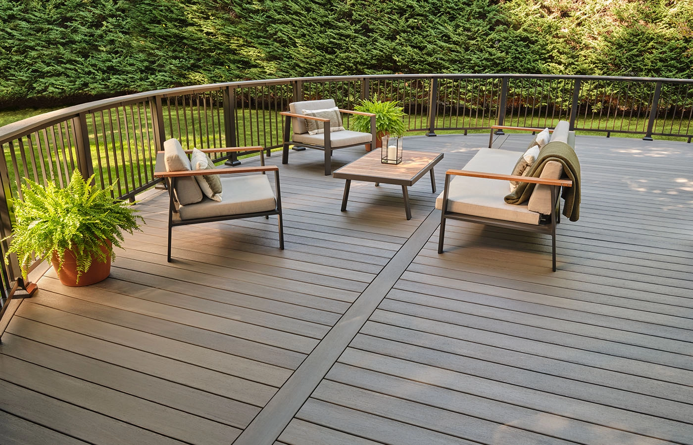 composite-decking-with-black-aluminum-and-outdoor-furniture