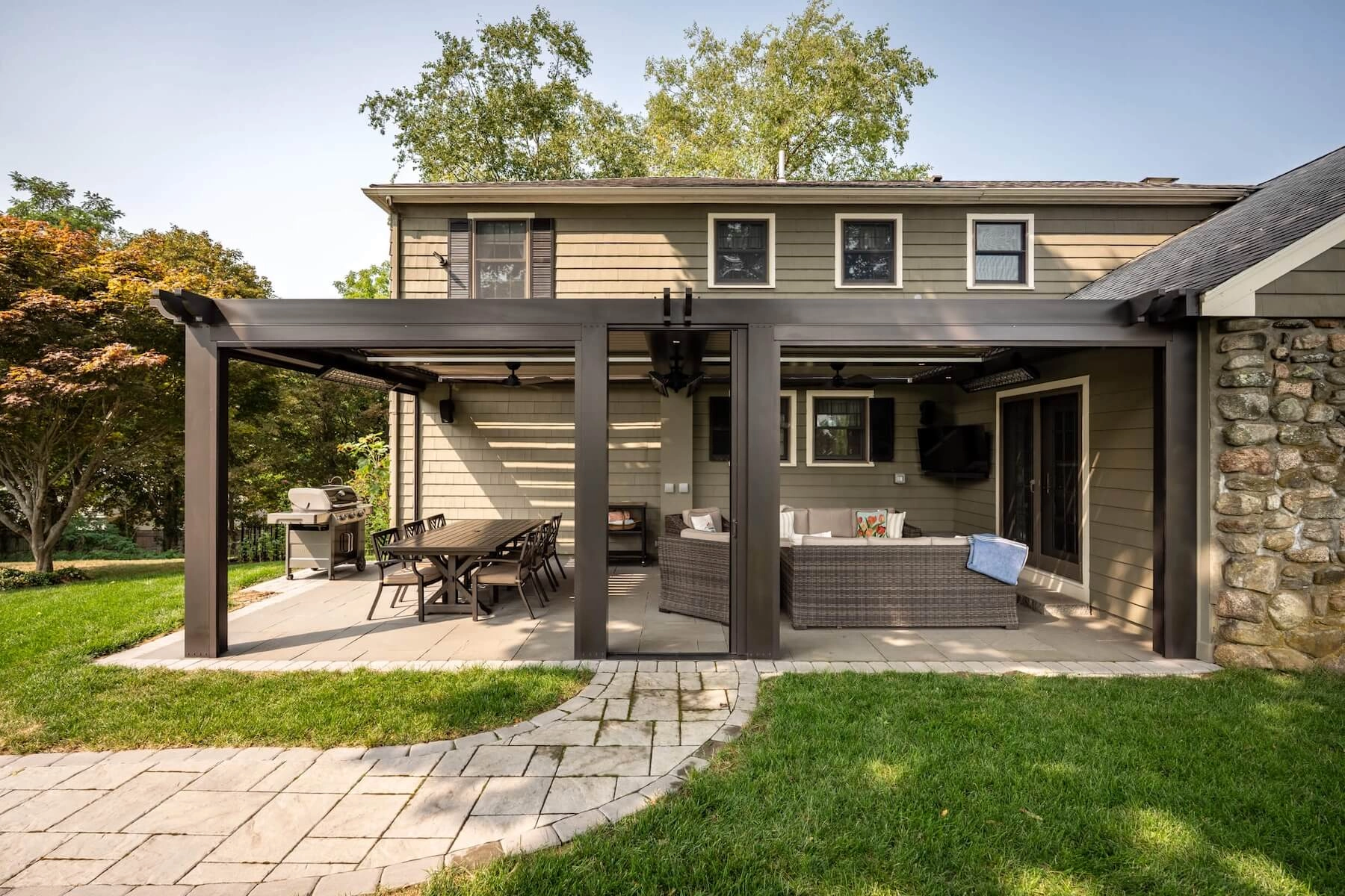 custom-pergola-exterior-angle-with-furniture