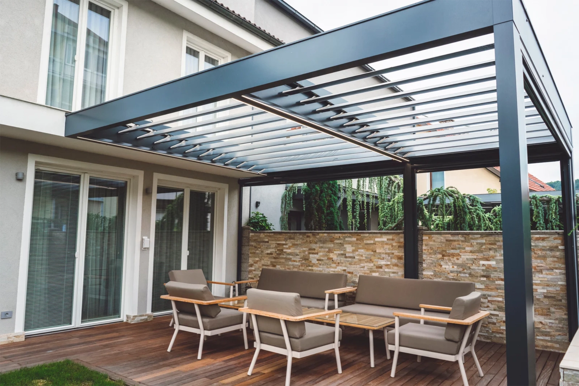 louvered-pergola-with-outdoor-furniture