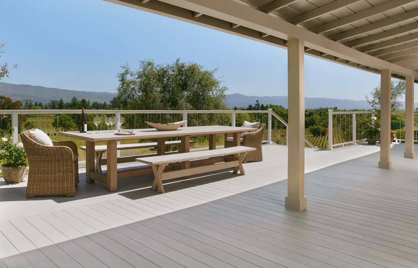 outdoor-furniture-on-under-deck-system-with-glass-railing