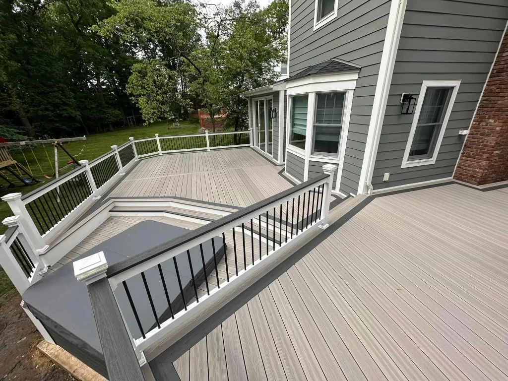 perspective-view-of-the-residential-deck-with-aluminum-railing