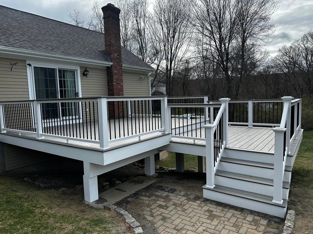 raised-composite-deck-with-black-aluminum-railing